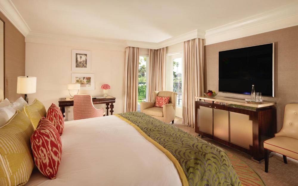 Superior King Room with Balcony interior